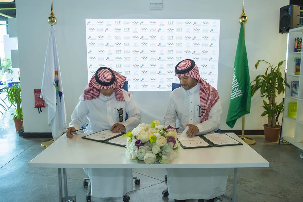 Signing a sponsorship contract between Wadi Makkah Investment Company represented by the Saudi Leadership Sessions and Al-Borg Medical Laboratories Ltd.